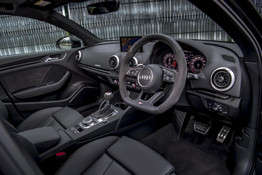 Интерьер Audi RS3 Sedan Sport Edition (8V) 2019 года  (UK) (фото 13 из 40)